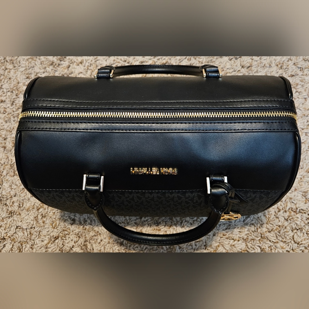 Michael Kors Black Duffle Bag 🖤 - Picture 8 of 16